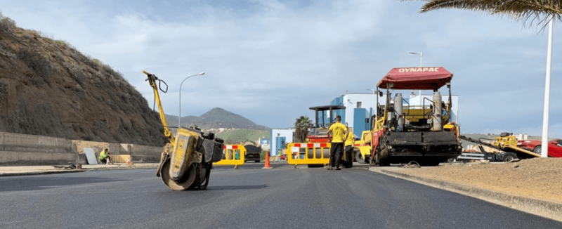 Imagen de archivo de unas obras de asfaltado en Telde / TA